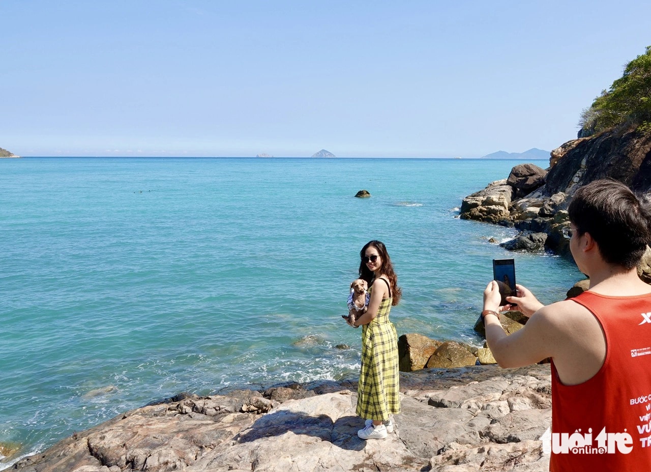 Các bạn trẻ gần xa tìm đến Ninh Vân để chụp ảnh, check in khung cảnh thơ mộng của một vùng biển hoang sơ 