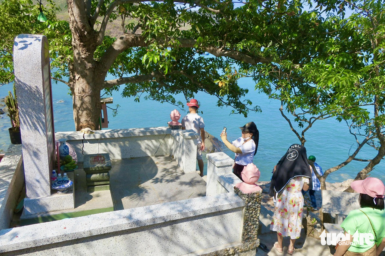 Về biển Ninh Vân thăm di tích tàu không số- Ảnh 5. Du khách viếng khu tưởng niệm liệt sĩ tàu không số dịp lễ 30-4