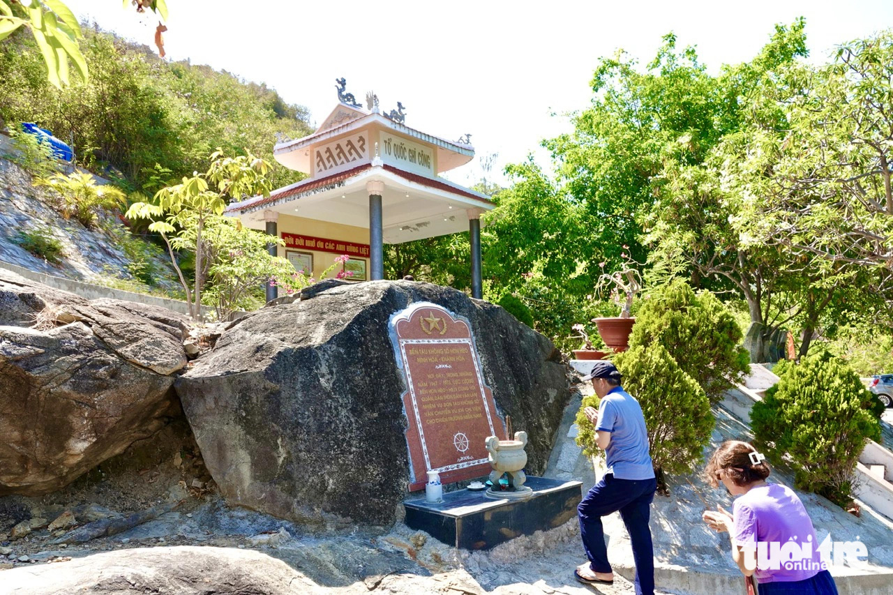 Về biển Ninh Vân thăm di tích tàu không số- Ảnh 4. Các du khách từ Hà Nội viếng đài liệt sĩ tàu không số (tàu C235 và 14 liệt sĩ sĩ hải quân Việt Nam hy sinh khi đã hoàn thành nhiệm vụ mang vũ khí vào miền Nam) tại bến Hòn Hèo, xã Ninh Vân, thị xã Ninh Hòa vào dịp lễ 30-4