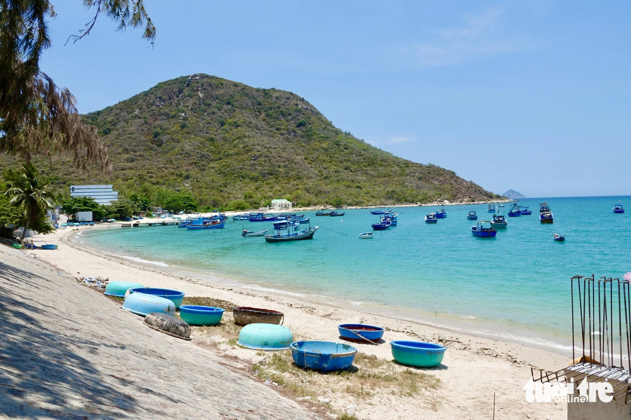 Về biển Ninh Vân thăm di tích tàu không số- Ảnh 12. Bến tàu bình yên ở Ninh Vân