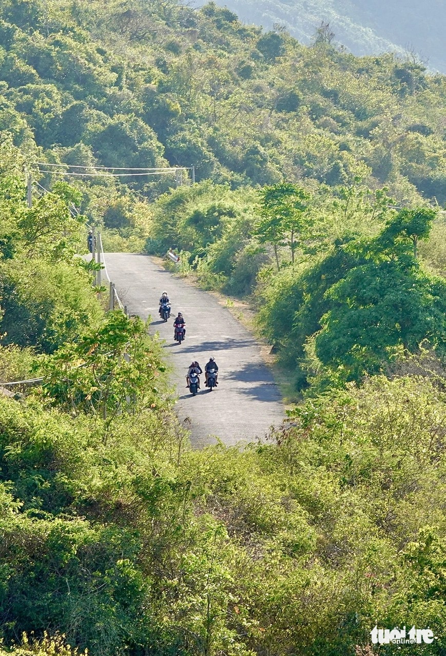Con đường DT 652D dài hơn 10km nối Ninh Vân với bên ngoài, xóa cái tên xã “đảo” (trước từ 2010 không có đường vào khu vực này mà phải đi đường biển)