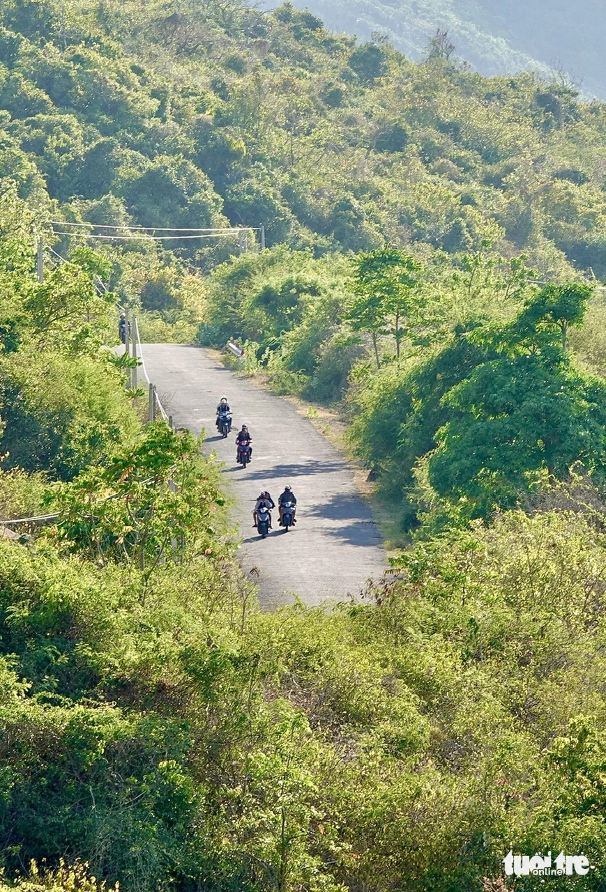 Về biển Ninh Vân thăm di tích tàu không số- Ảnh 14. Con đường DT 652D dài hơn 10km nối Ninh Vân với bên ngoài, xóa cái tên xã “đảo” (trước từ 2010 không có đường vào khu vực này mà phải đi đường biển)