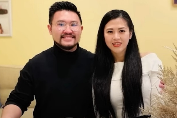 Chuyện tình của ông chủ cửa hàng bánh mì và cô gái trẻ ở Mỹ