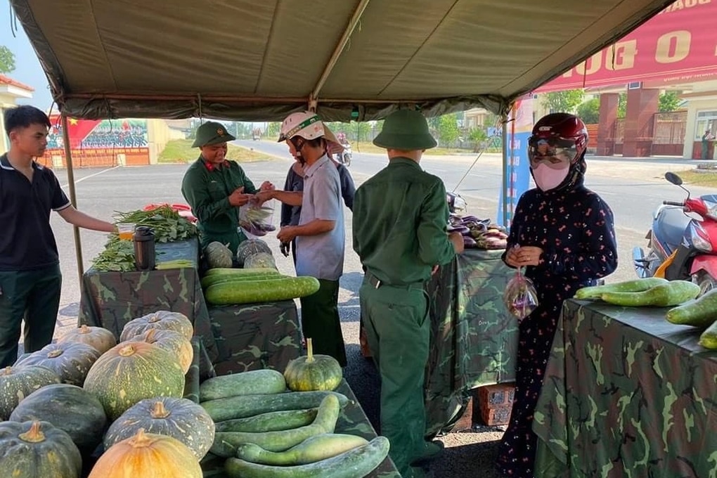 Bộ đội mang 1 tấn rau, củ tự trồng tặng người dân khó khăn - 3