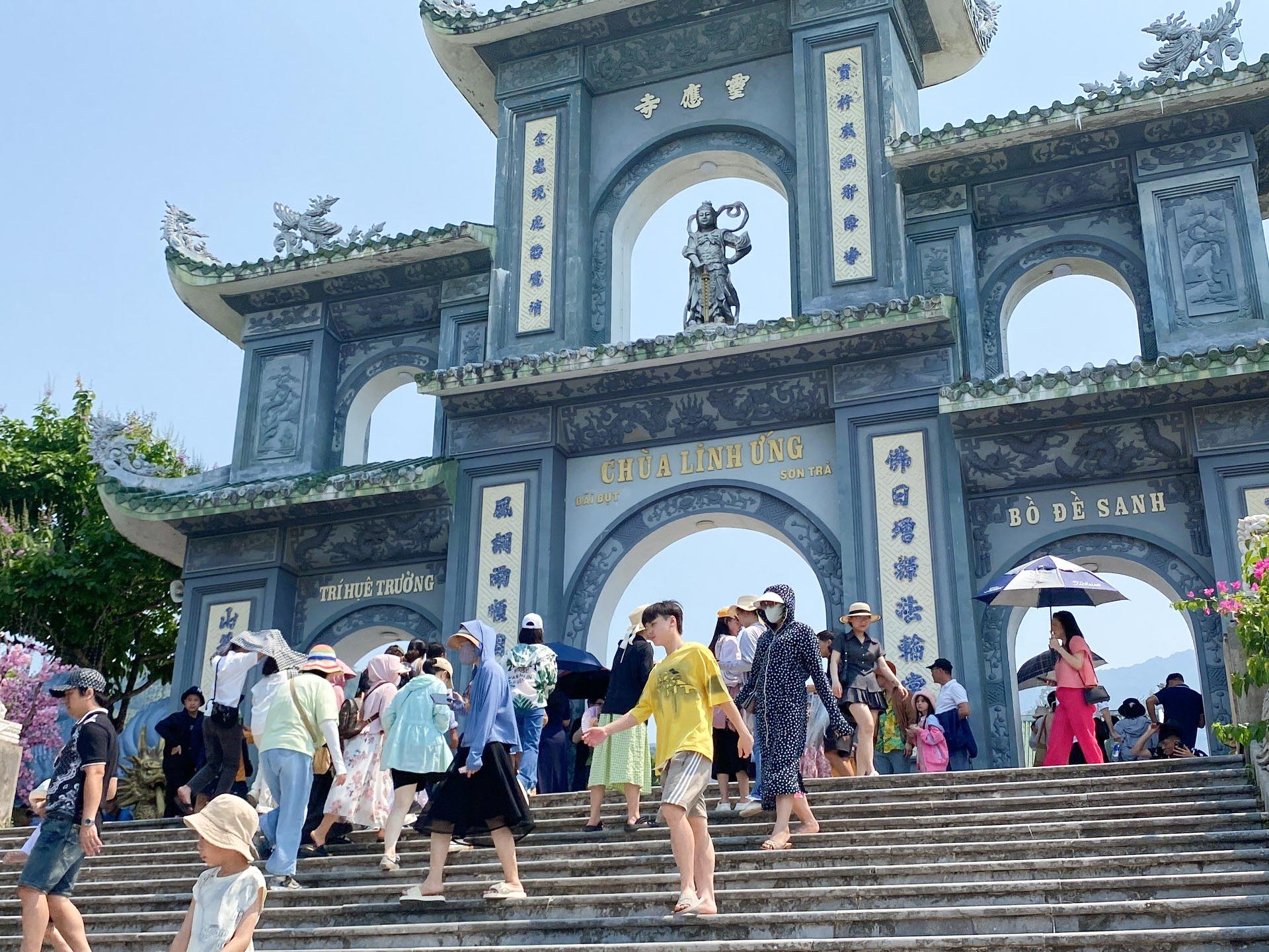 Du khách xếp hàng lên núi Sơn Trà trốn nóng hơn 40 độ C- Ảnh 2. Chùa Linh Ứng chật kín du khách vãn cảnh để tránh nắng nóng