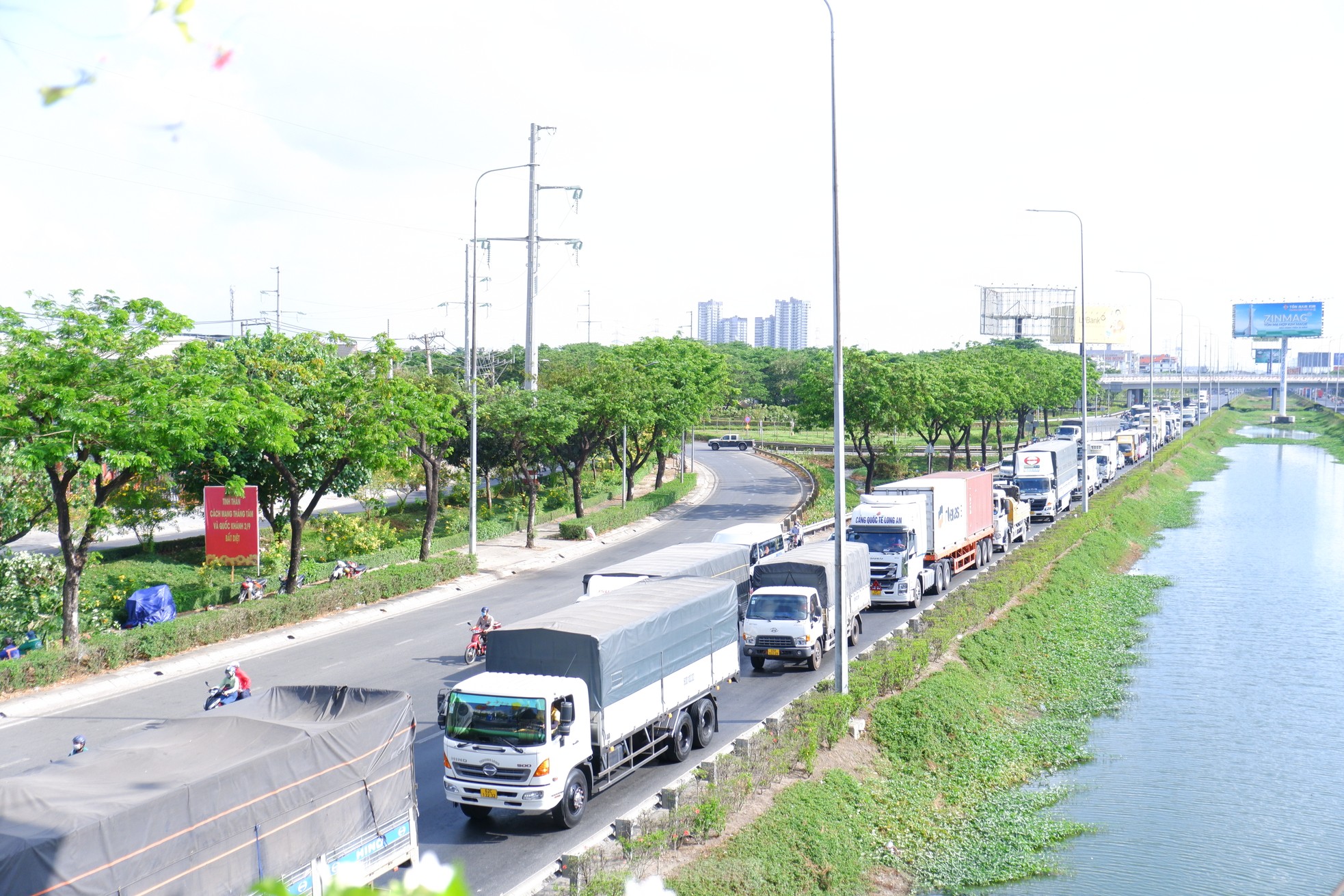 Người dân đội nắng, xe cộ xếp hàng ở cửa ngõ TPHCM trong ngày đầu kỳ nghỉ 30/4 ảnh 2