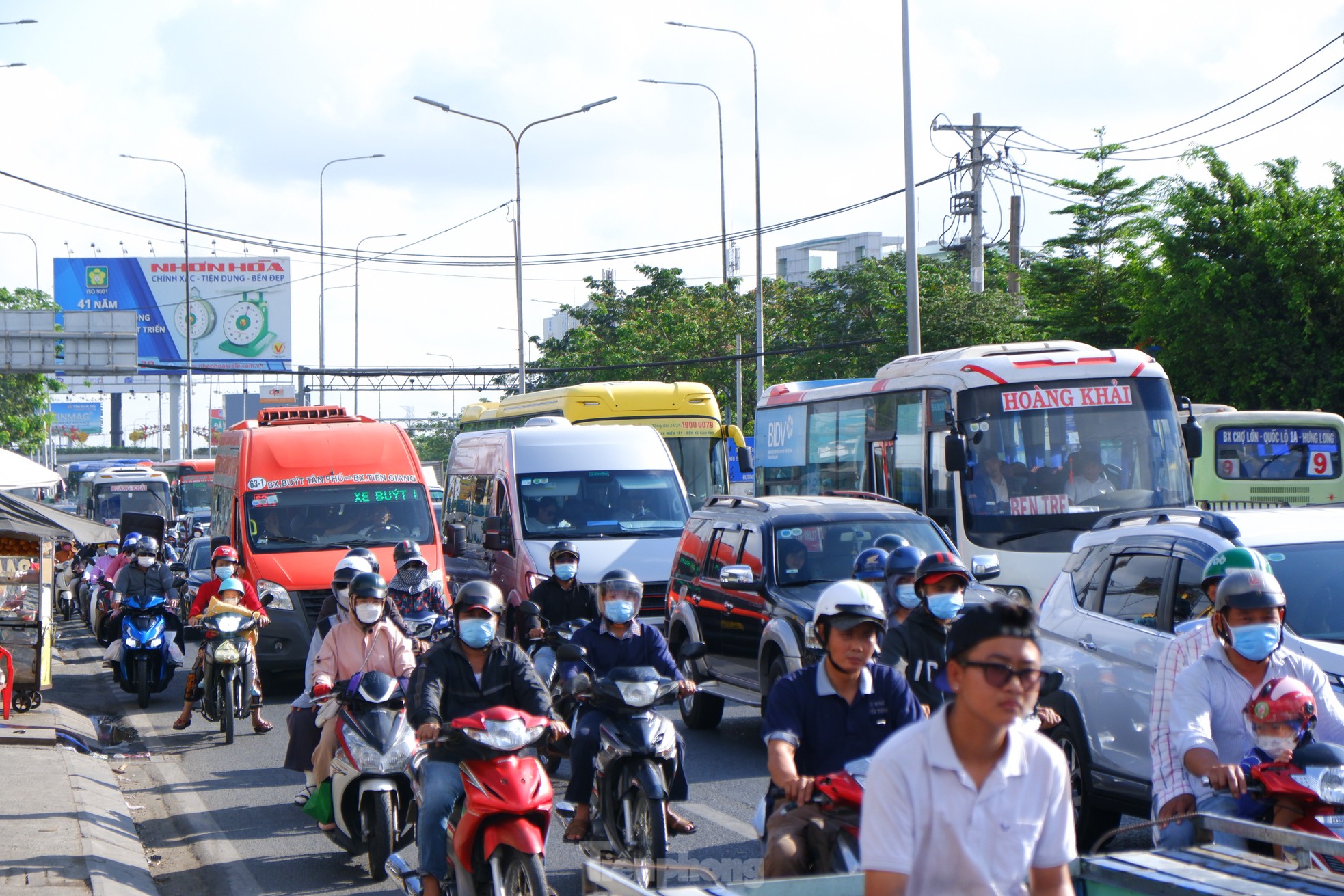 Người dân đội nắng, xe cộ xếp hàng ở cửa ngõ TPHCM trong ngày đầu kỳ nghỉ 30/4 ảnh 3