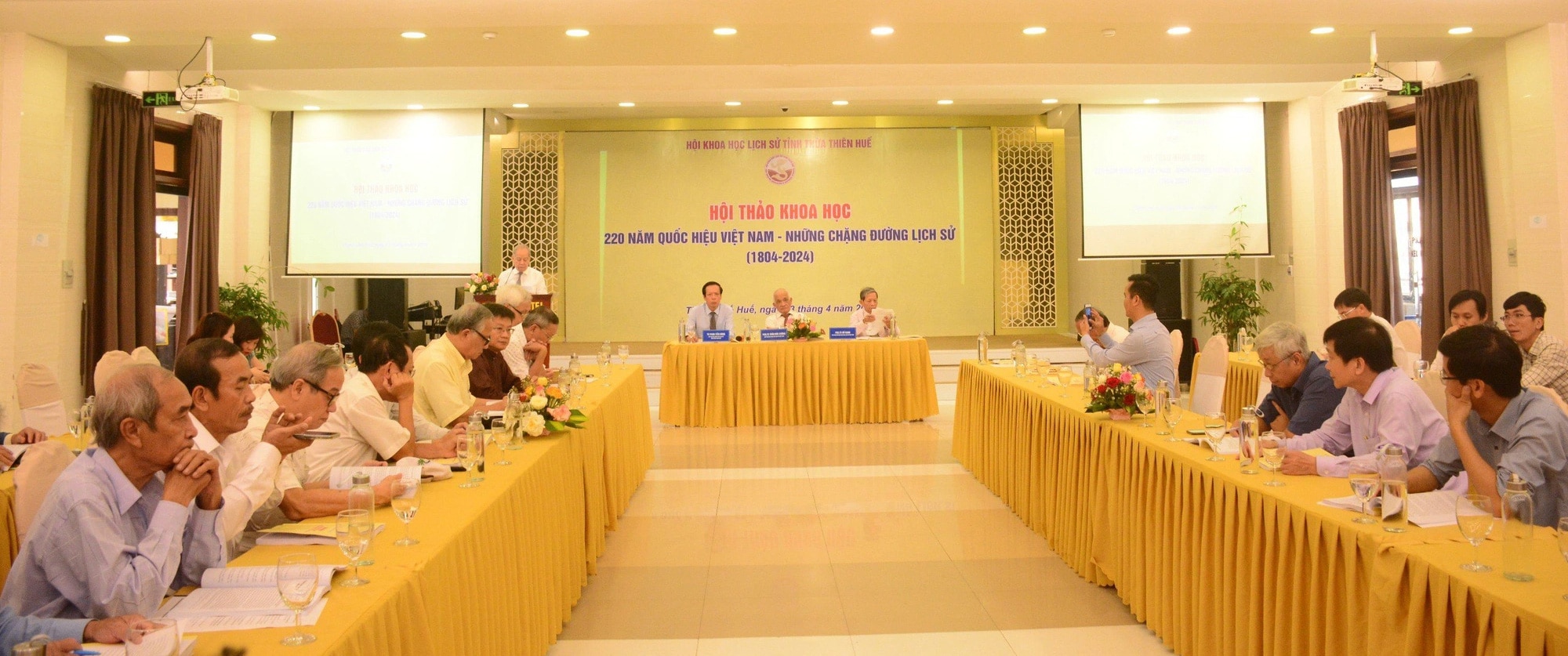 Các nhà nghiên cứu lịch sử tham gia thảo luận tại hội thảo "220 năm quốc hiệu Việt Nam - những chặng đường lịch sử" diễn ra vào sáng 23-4 tại TP Huế - Ảnh: ANH TUẤN