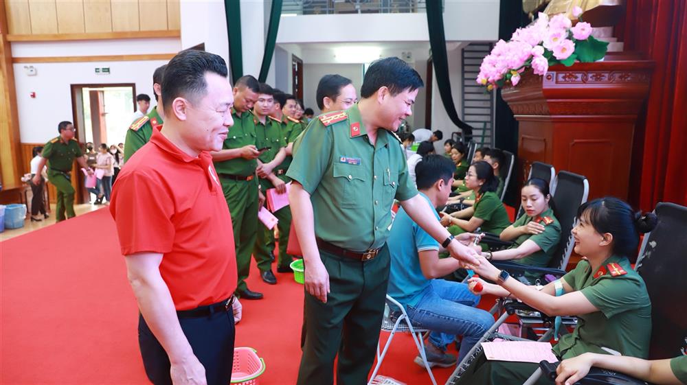 Lãnh đạo Công an tỉnh và lãnh đạo Hội Chữ thập đỏ tỉnh Tuyên Quang động viên các đồng chí tham gia hiến máu.