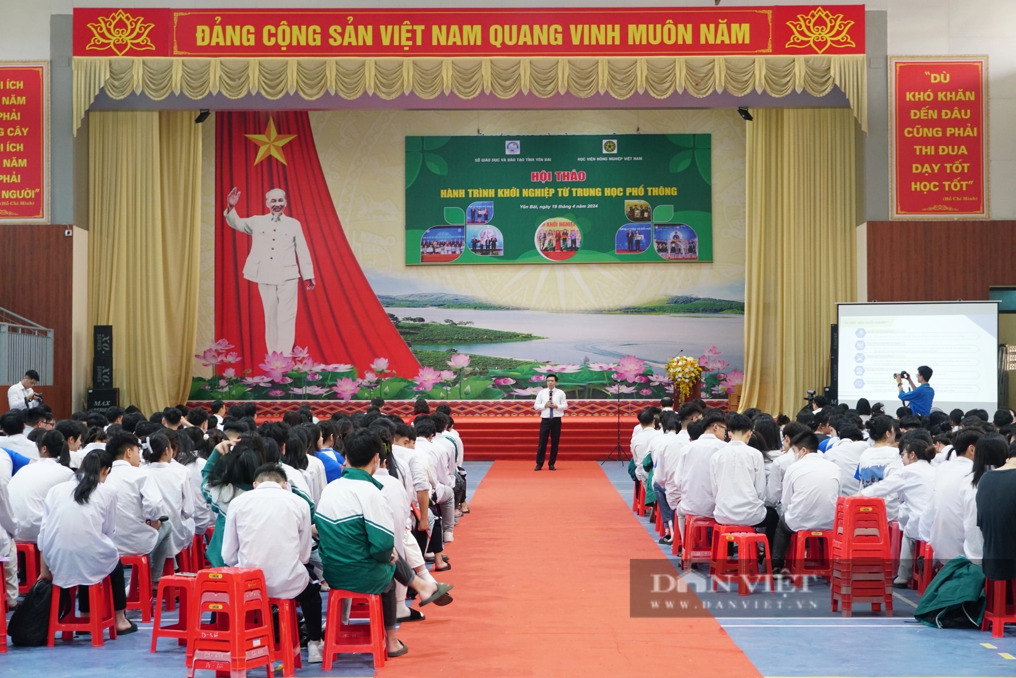 4.000 học sinh THPT Yên Bái tìm hiểu về hành trình khởi nghiệp từ trung học phổ thông của Học viện Nông nghiệp Việt Nam- Ảnh 1.