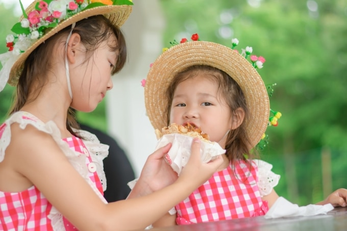 子どもたちは旅行中に屋外で遊んだり食事をしたりします。写真：PhotoAC