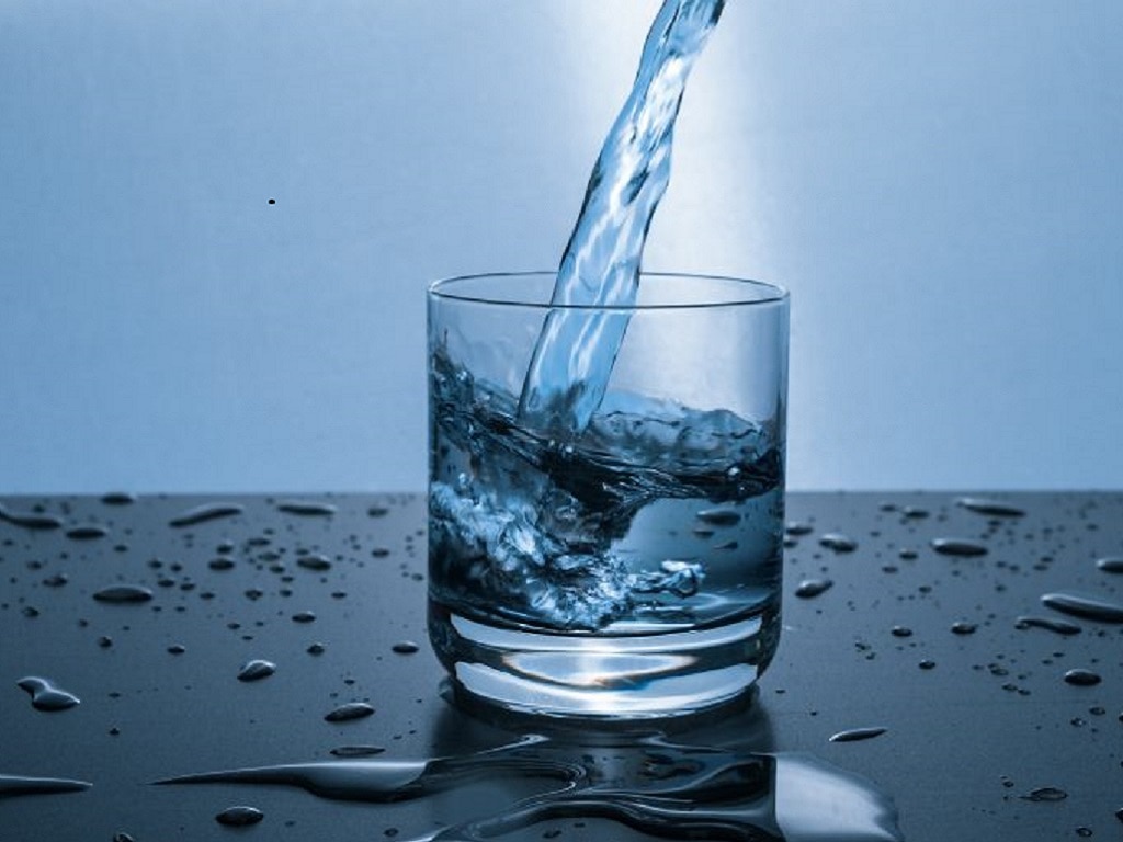 Uống đủ nước đóng vai trò cực kỳ quan trọng giúp ngăn cơ thể mất nước khi tập thể dục vào mùa hè