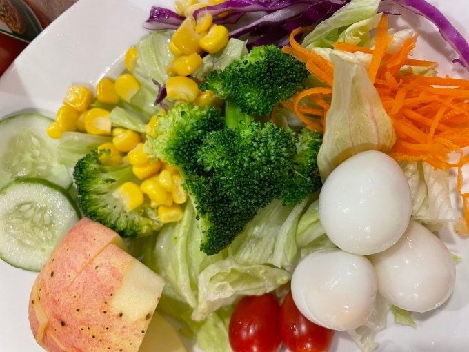 Phụ nữ trung niên nên ăn nhiều chất xơ từ rau quả và protein từ trứng để hỗ trợ giảm cân. Ảnh: Hà Phượng