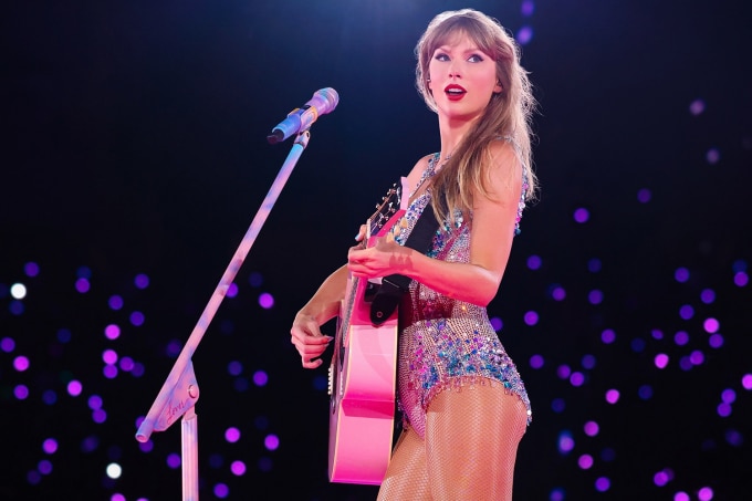 Taylor Swift thể hiện các bản hit suốt sự nghiệp của cô tại The Eras Tour. Ảnh: Disney+