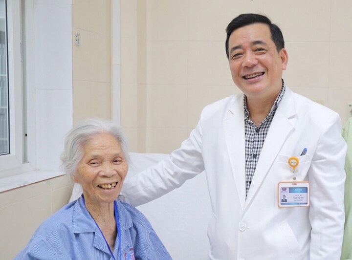 Una mujer de 95 años se recuperó después de una cirugía para extirpar un tumor de colon.