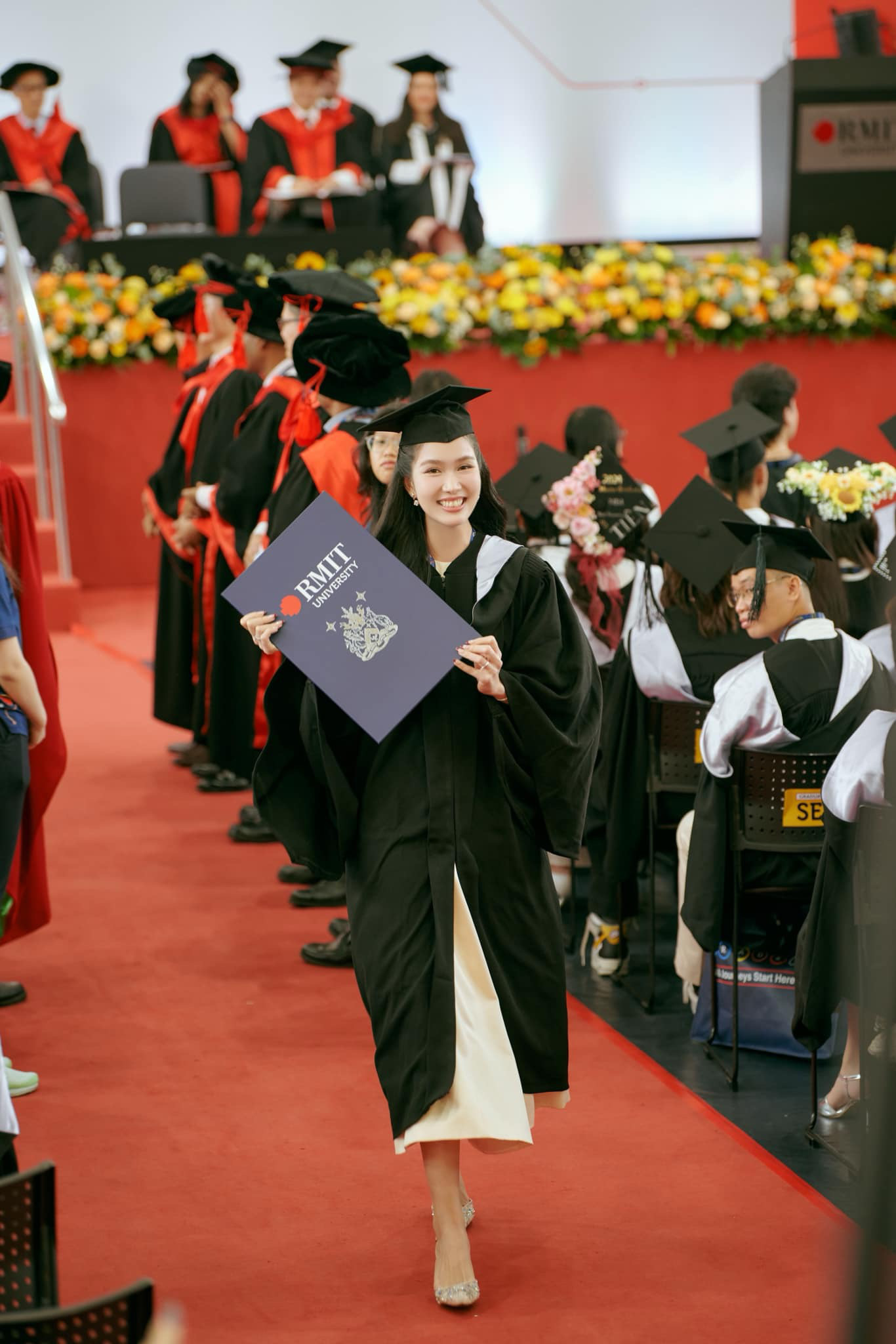 Á hậu Phương Anh tốt nghiệp thạc sĩ, nhắc lại ước mơ mở tiệm trà sữa- Ảnh 1. Á hậu Phạm Ngọc Phương Anh rạng ngời trong ngày nhận bằng thạc sĩ dù