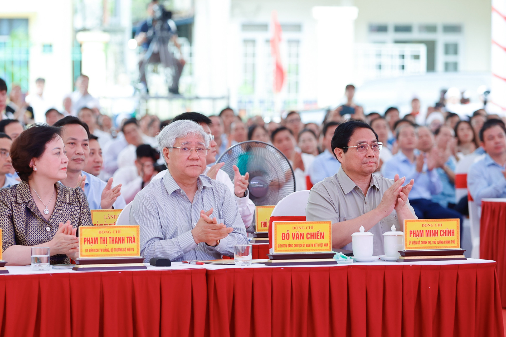 Thủ tướng Phạm Minh Chính: 'Ai có gì góp nấy' để xóa nhà tạm, nhà dột nát cho người nghèo- Ảnh 1.