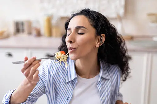 Ăn quá nhanh và quá muộn gây hại như thế nào?- Ảnh 1. Thường xuyên ăn quá nhanh còn gây ra những hậu quả lâu dài