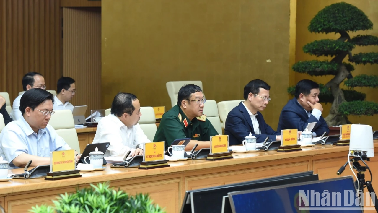 [Foto] El Primer Ministro Pham Minh Chinh preside la Conferencia sobre el desarrollo de recursos humanos al servicio de la industria de los semiconductores foto 1