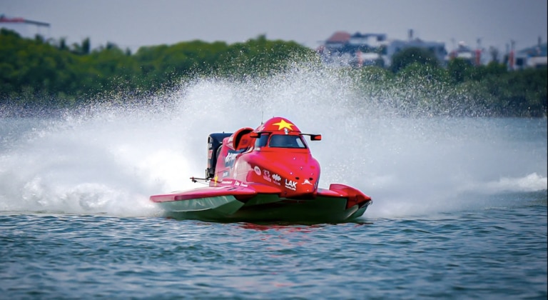 Die Verfolgungsjagd von 18 Formel-XNUMX-Motorbooten in der Lagune von Thi Nai