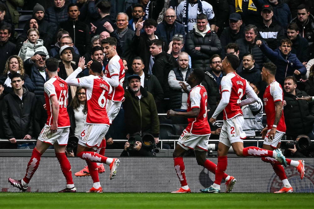 Intensa carrera por el título de la Premier League: Arsenal supera al Tottenham, presionando al Man City - Foto 1.