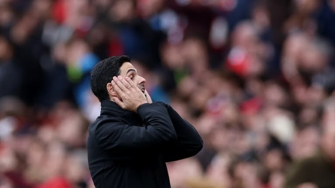 Arteta ôm mặt thất vọng khi chứng kiến Arsenal thua Aston Villa ở vòng 33 Ngoại hạng Anh. Ảnh: Reuters