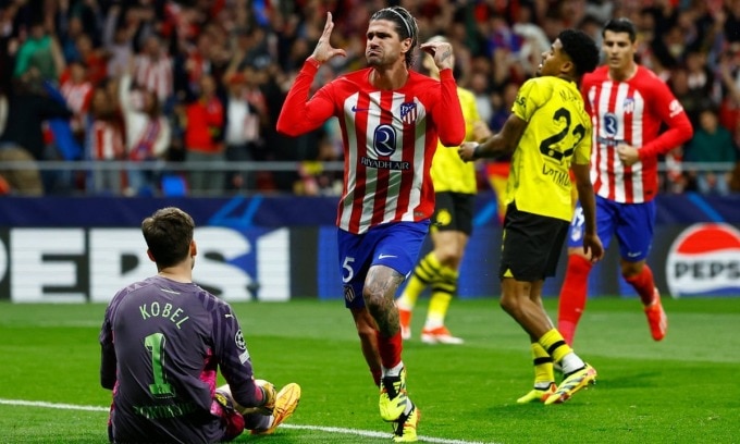 De Paul (số 5) mừng bàn mở tỷ số trên sân Metropolitano, Madrid, Tây Ban Nha hôm 10/4. Ảnh: Reuters