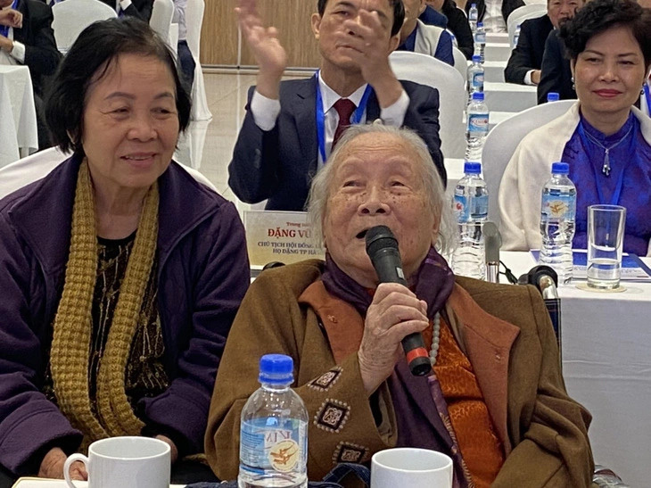 Bà Doãn Ngọc Trâm gần trăm tuổi vẫn ngồi xe lăn dự lễ ra mắt tủ sách Đặng Thùy Trâm vào tháng 4-2023 - Ảnh: T.ĐIỂU Bà Doãn Ngọc Trâm (phải) gần trăm tuổi vẫn ngồi xe lăn dự lễ ra mắt tủ sách Đặng Thùy Trâm vào tháng 4-2023 - Ảnh: T.ĐIỂU