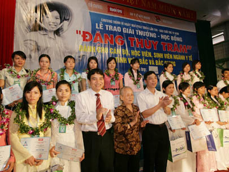 Bà Doãn Ngọc Trâm, mẹ liệt sĩ Đặng Thùy Trâm, qua đời ở tuổi 99- Ảnh 5. Giải thưởng - học bổng Đặng Thùy Trâm 2009: Gắn bó và yêu thương