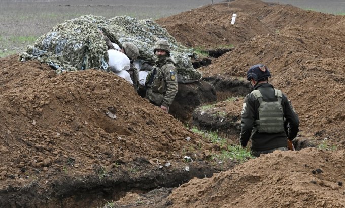 Ukrainian soldiers in trenches near Bakhmut in April 4. Photo: AFP
