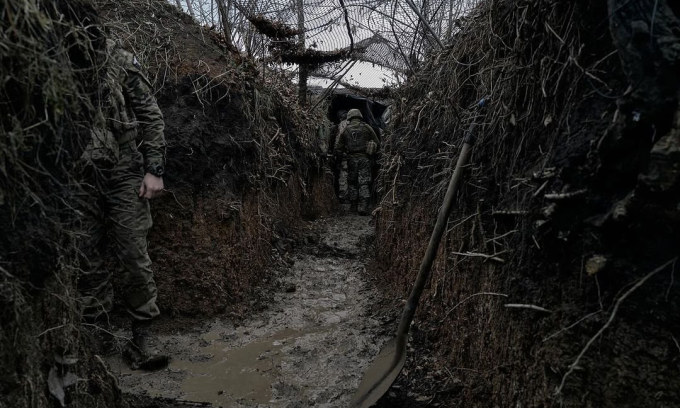 Lữ đoàn 24 Ukraine phủ lưới bảo vệ chiến hào tại Donetsk trong bức ảnh đăng tháng 11/2023. Ảnh: X/Rob Lee