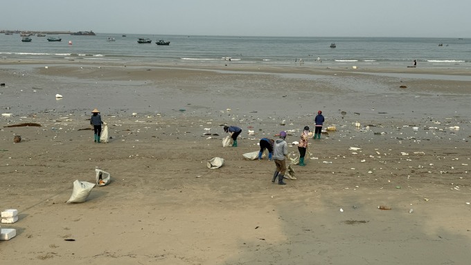 Lực lượng chức năng dọn rác ở bãi biển Tình Yêu. Ảnh: Xuân Hoa