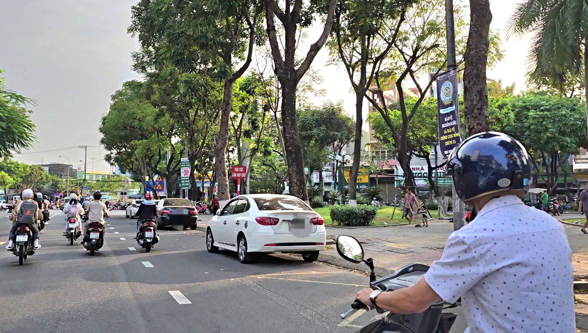 Đà Nẵng: Bãi xe thông minh đìu hiu, xe đỗ trái phép tràn đường- Ảnh 1.