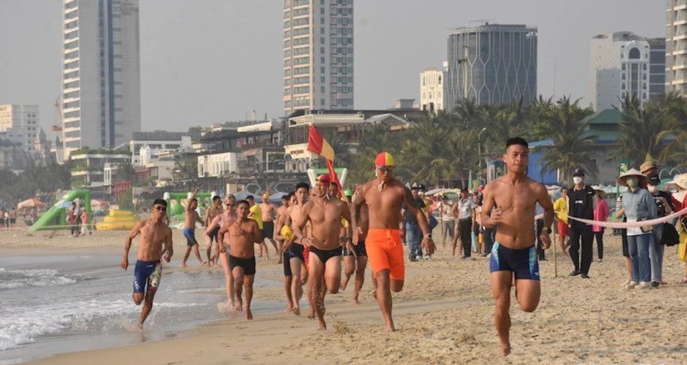 Bạn bè quốc tế tham gia cuộc thi cứu hộ biển tại Đà Nẵng