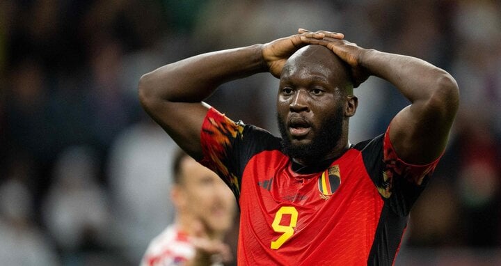 Romelu Lukaku has 6 goals in 10 appearances in 2 EURO periods. The Belgian striker still has a chance to improve his performance. If there are no unexpected events in the next month, he will join the Belgian team to attend the tournament in Germany this summer.