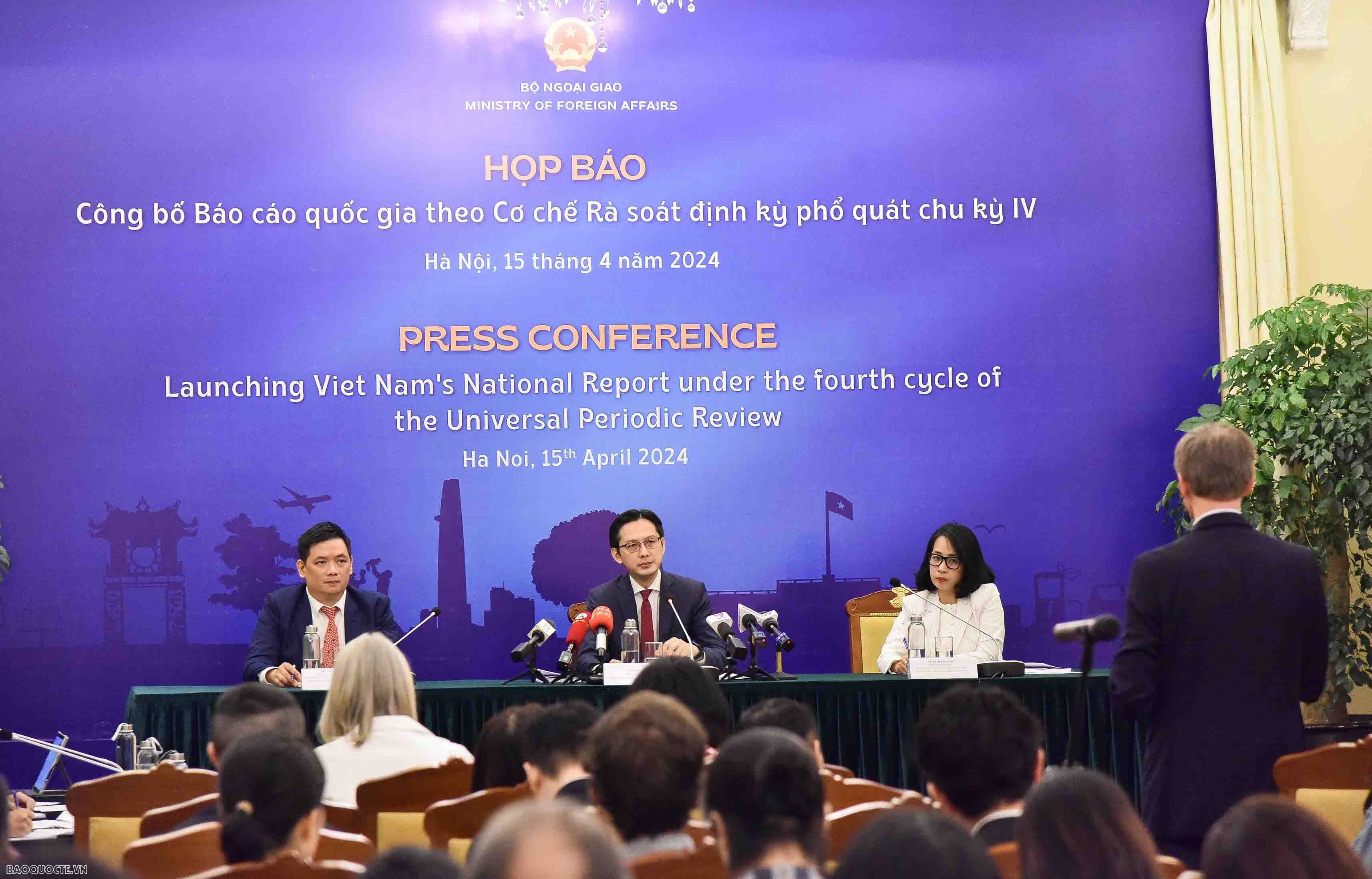 โด ฮุง เวียต รัฐมนตรีช่วยว่าการกระทรวงการต่างประเทศ เป็นประธานในการแถลงข่าวเพื่อประกาศรายงานระดับชาติภายใต้กลไกการทบทวนตามระยะสากล รอบที่ 4 (ภาพ: เหงียนฮอง)