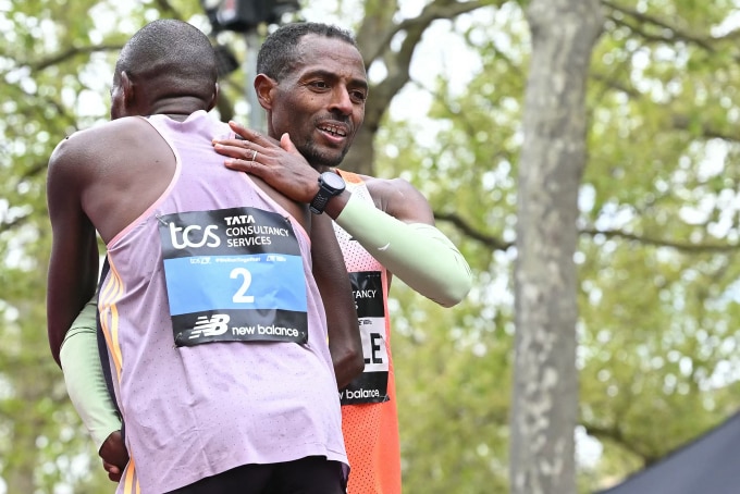 Bekele chúc mừng Munyao sau khi hoàn thành London Marathon 2024 ngày 21/4. Ảnh: AFP