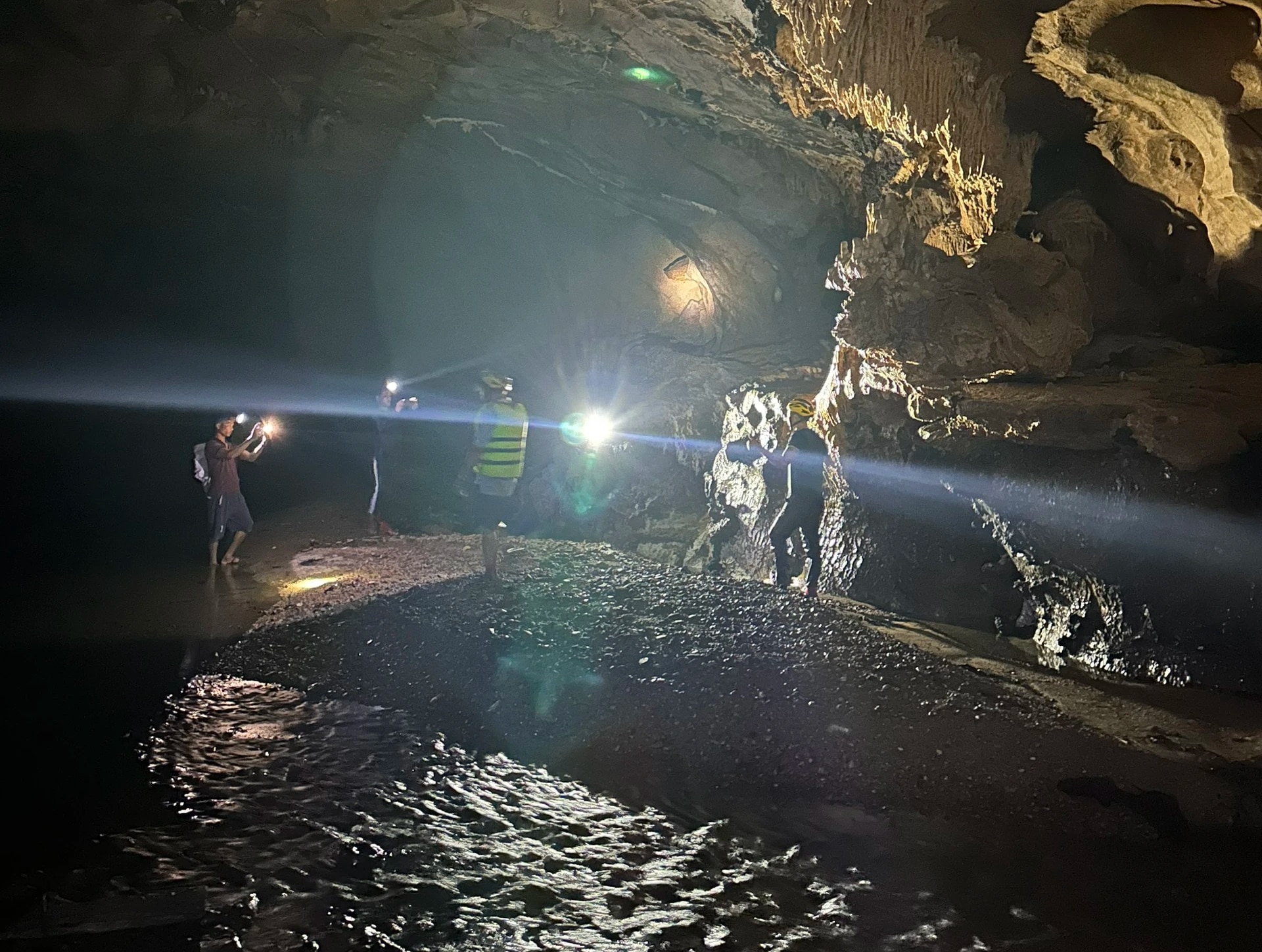 Bên trong hang động mới phát hiện có 'rèm thạch nhũ' khổng lồ ở Quảng Bình- Ảnh 3.