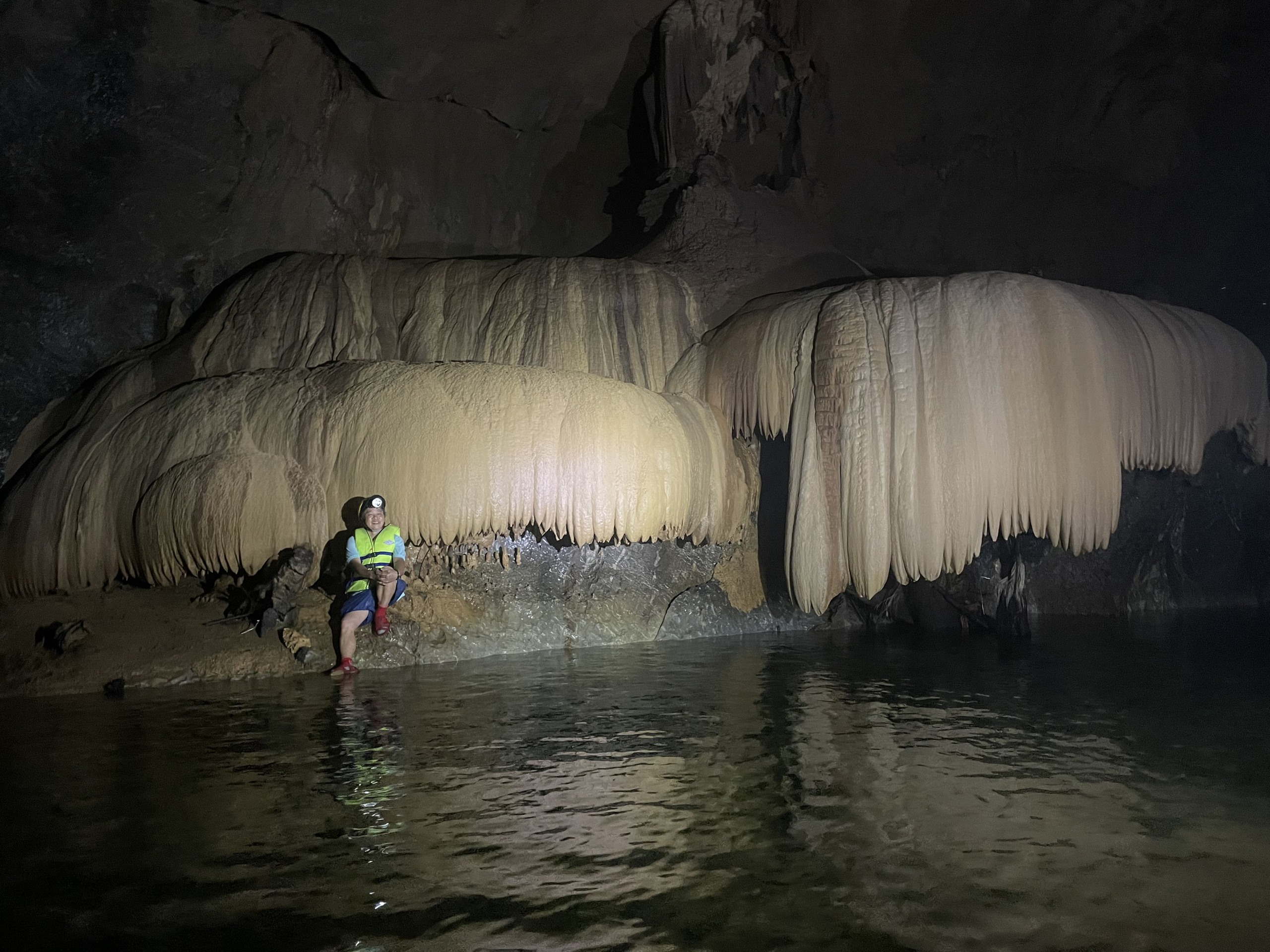 Bên trong hang động mới phát hiện có 'rèm thạch nhũ' khổng lồ ở Quảng Bình- Ảnh 1.