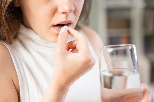 Bệnh gì nên hạn chế uống cà phê?- Ảnh 1. Một số loại thuốc nếu uống gần giờ uống cà phê có thể gây bồn chồn và khó ngủ