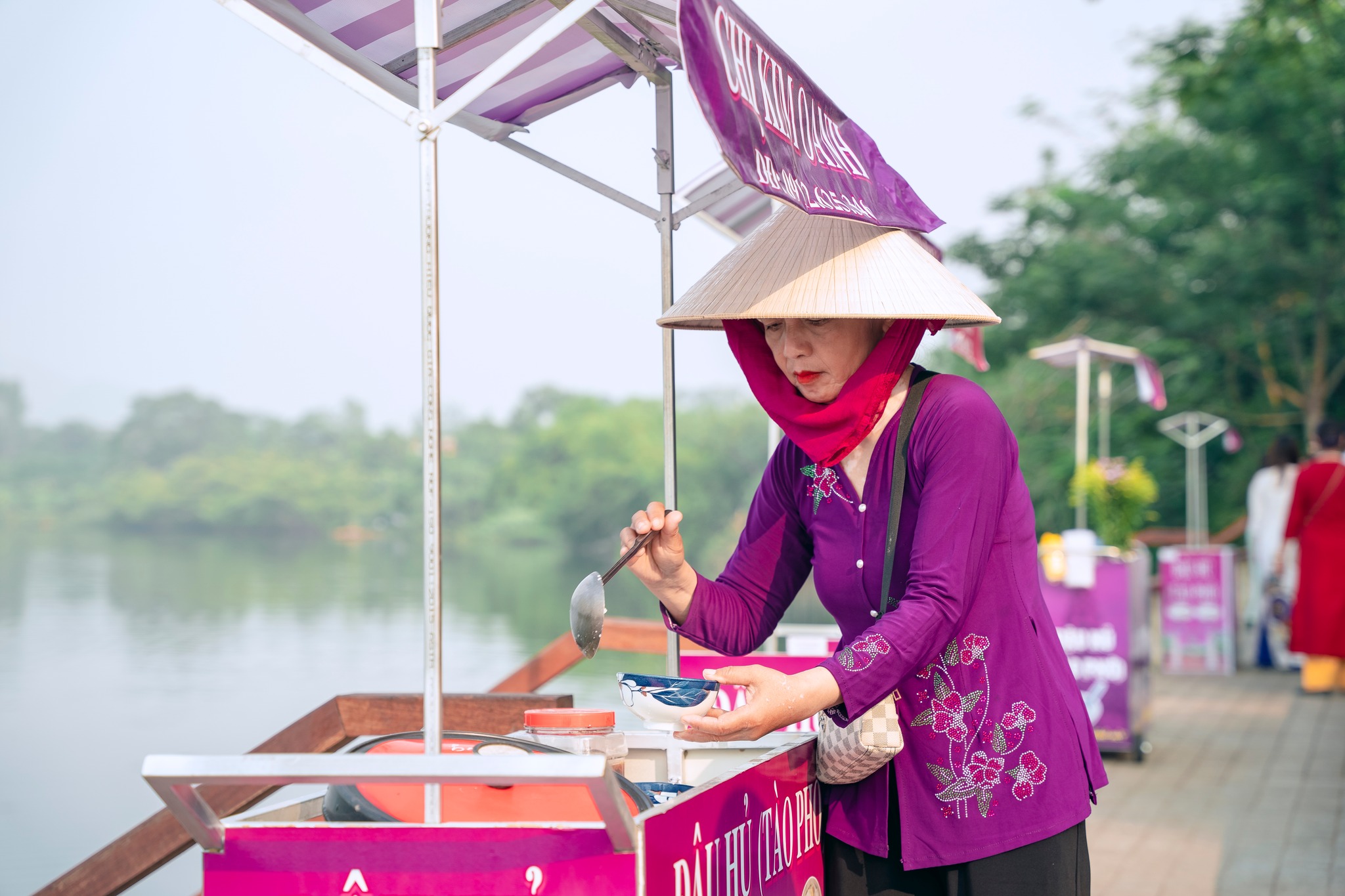 Người bán vận áo bà ba tím thêu hoa, cũng là nét đẹp trong mắt du khách