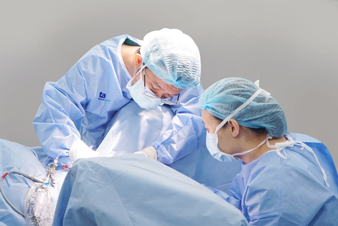 Bác sĩ Học (phải) phẫu thuật thay khớp cho một người bệnh. Ảnh minh họa: Bệnh viện Đa khoa Tâm Anh