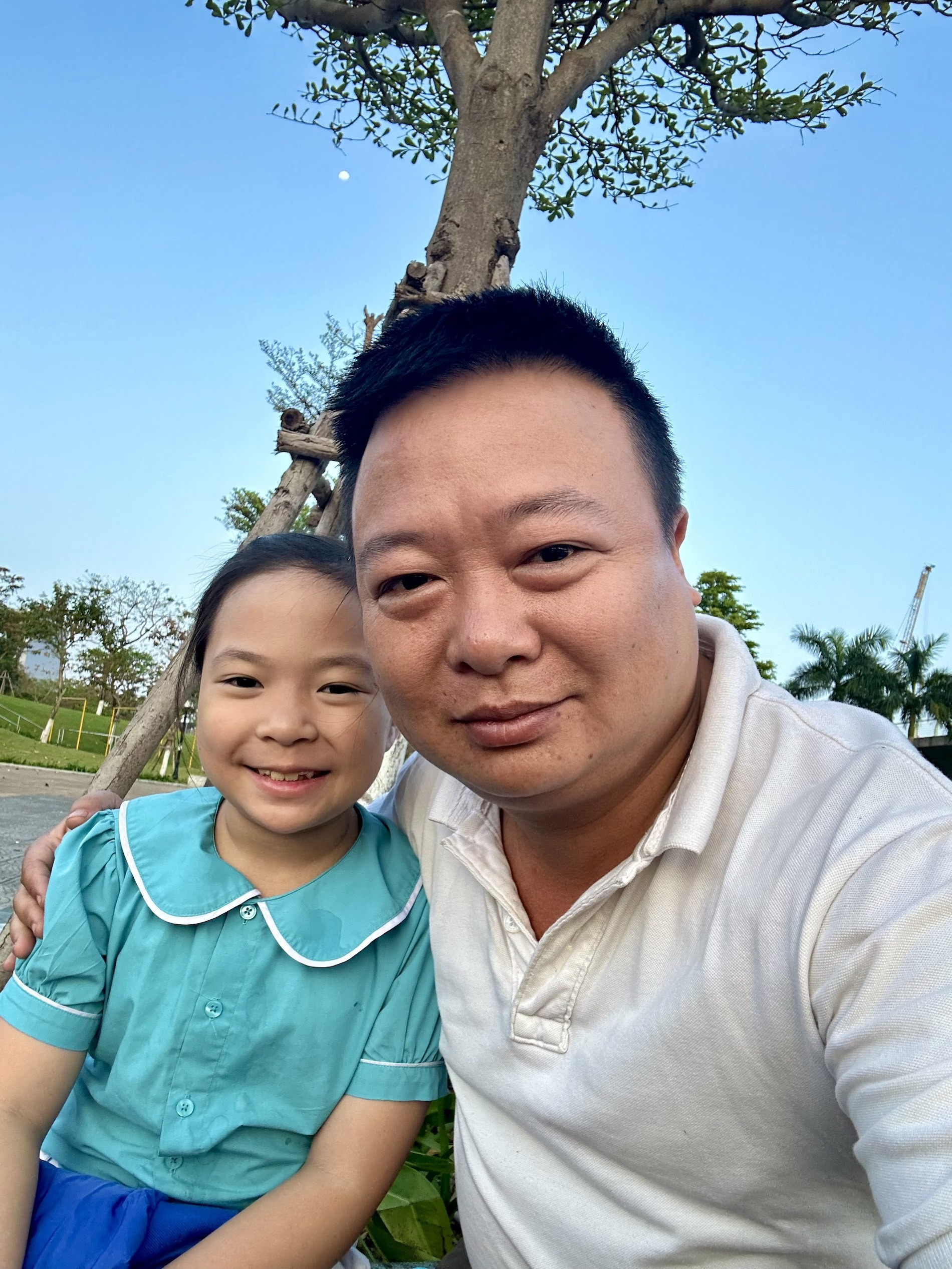 Bố 'cưỡi khủng long' đón con gái tan học, chuyện phía sau nhiều người xúc động - Ảnh 2. Bố 'cưỡi khủng long' đón con gái tan học, chuyện phía sau nhiều người xúc động - Ảnh 2.