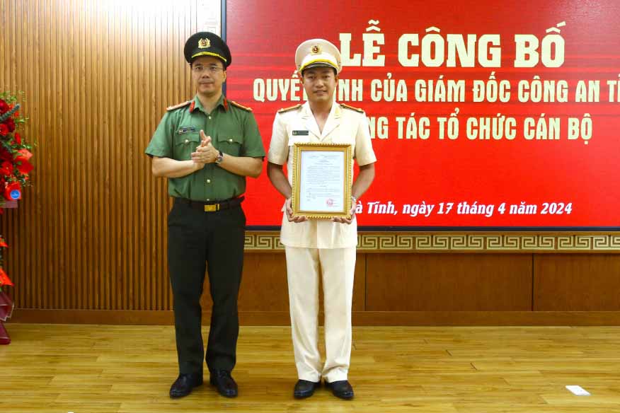 Trao quyết định điều động Trung tá Đặng Văn Đức giữ chức vụ Trưởng Công an TP. Hà Tĩnh. Ảnh: Công an Hà Tĩnh.