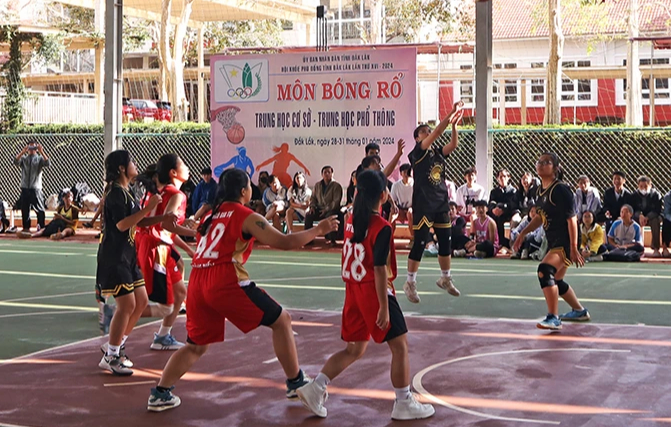 Bố trí thi đấu tránh nắng nóng cho học sinh tham gia Hội khỏe Phù Đổng- Ảnh 1. Thi đấu môn bóng rổ tại Hội khỏe Phù Đổng tỉnh Đắk Lắk lần thứ 15 hồi tháng 3.2024