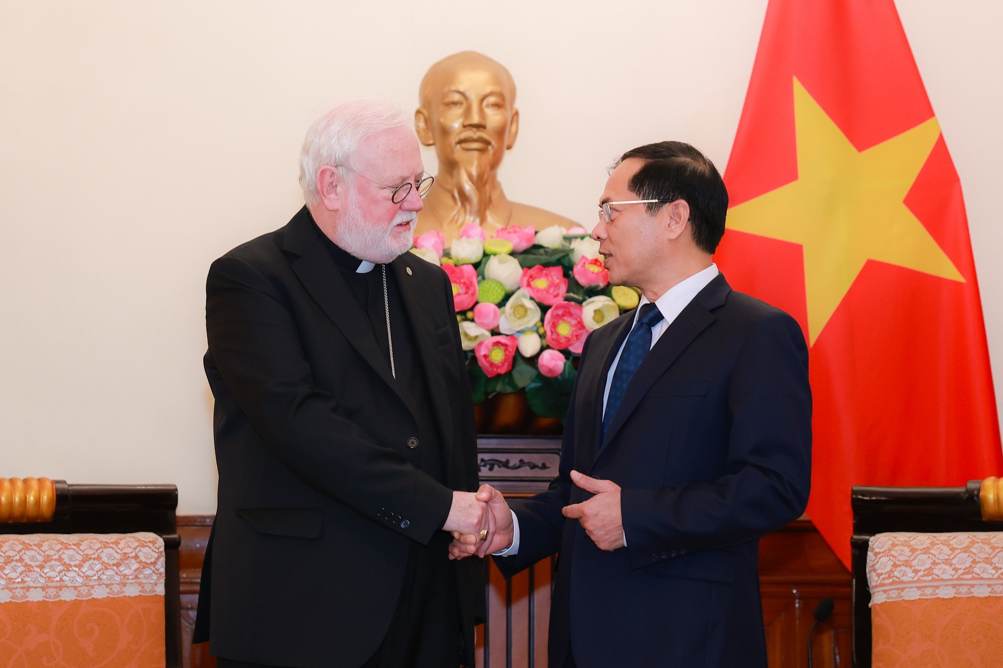 El ministro Bui Thanh Son considera que la visita contribuirá a promover las buenas relaciones entre Vietnam y el Vaticano. Foto de : Hai Nguyen