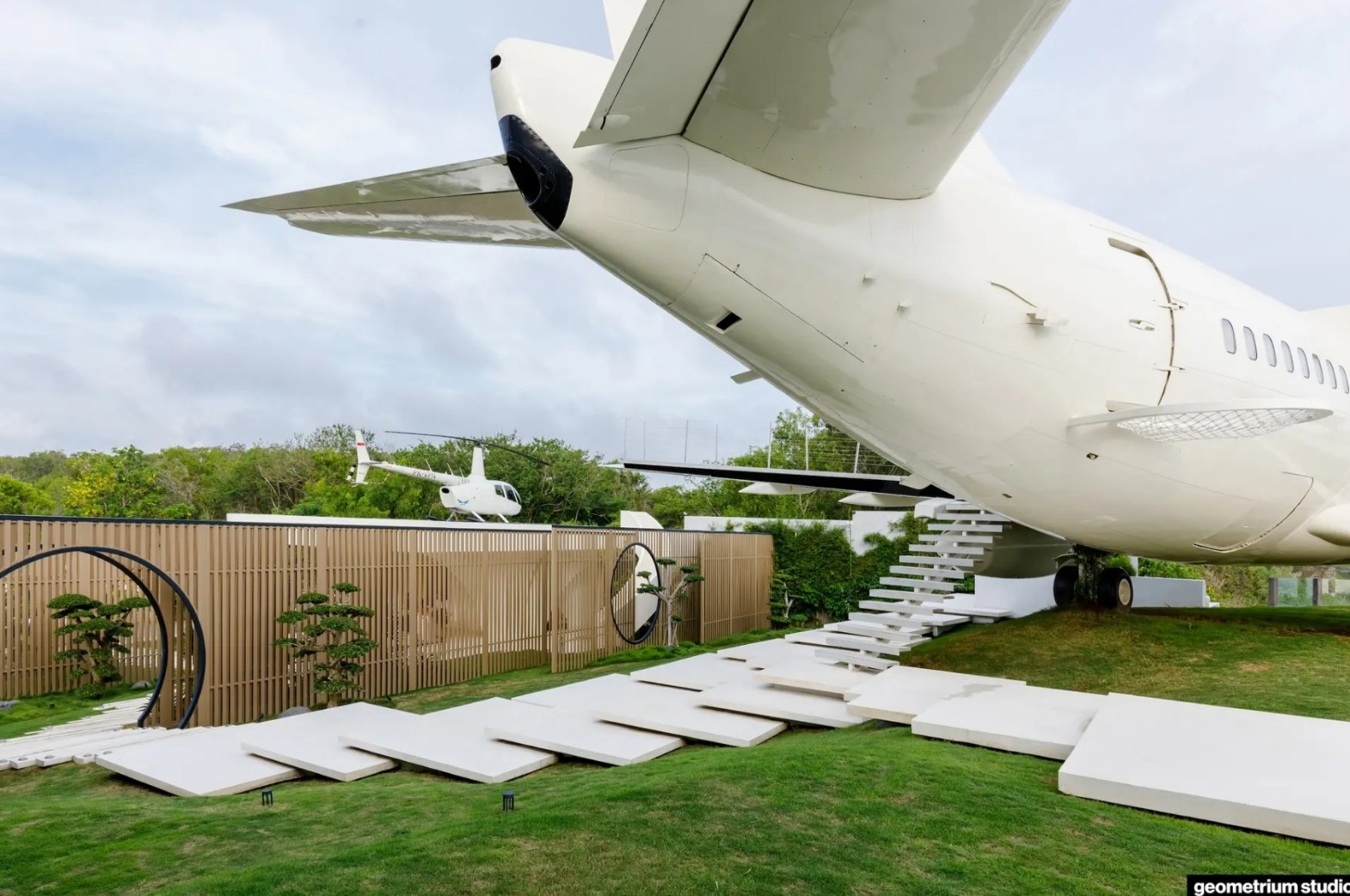 Boeing 737 biến thành dinh thự siêu sang treo trên vách đá- Ảnh 2. Boeing 737 biến thành dinh thự siêu sang treo trên vách đá- Ảnh 2.