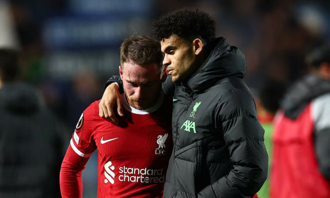 Alexis Mac Allister (à gauche) et Luis Diaz partagent leur tristesse après le match de Liverpool contre l'Atalanta au stade Gewiss, ville de Bergame, Lombardie, Italie, match retour des quarts de finale de la Ligue Europa dans la soirée du 18 avril 4. Photo : Reuters