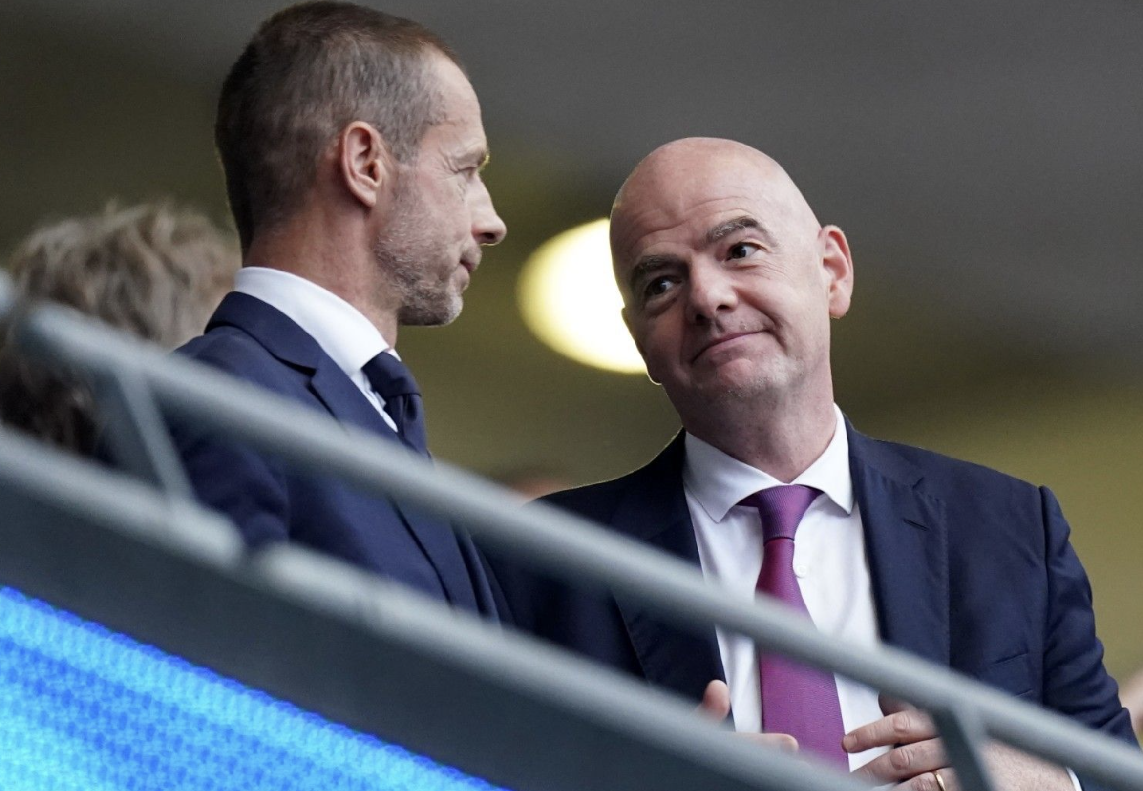 Bóng đá Tây Ban Nha khủng hoảng, Real Madrid và Barcelona bị cấm tham dự Champions League?- Ảnh 1. Chủ tịch FIFA, Gianni Infantino (phải) và UEFA, ông Aleksander Ceferin