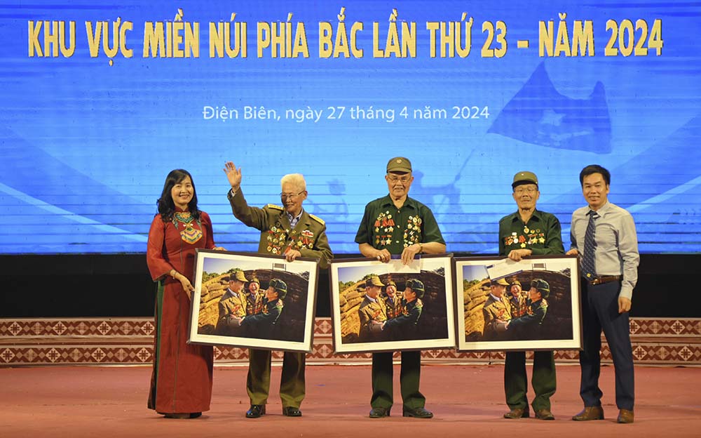 Ban tổ chức tặng tác phẩm đoạt Huy chương Vàng cho các nhân vật trong tác phẩm. Ảnh: Mai Lương